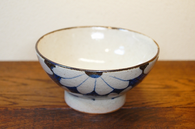 砥部焼　陶彩窯　古砥部茶碗（菊文）